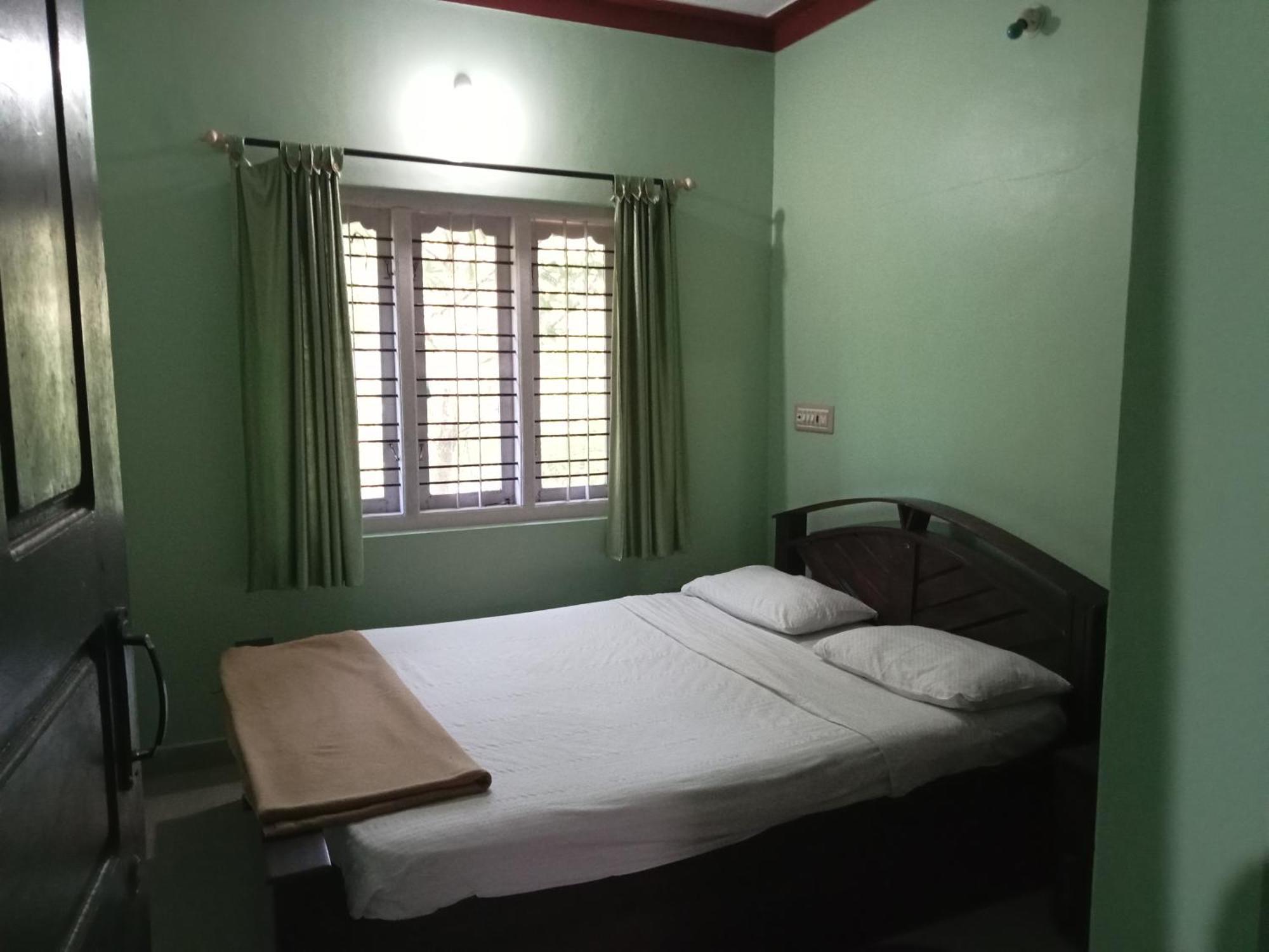 Eshwarkrupa Homestay Мадикери Екстериор снимка